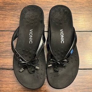 Women’s Vionic black US size 8 thong sandals.